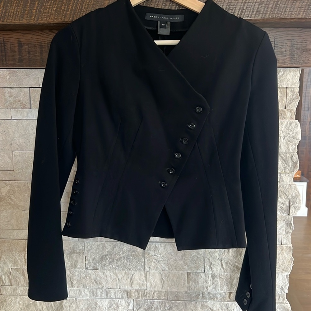 Marc by Marc Jacob blazer w/asymmetrical buttons and side button detail. Size XS